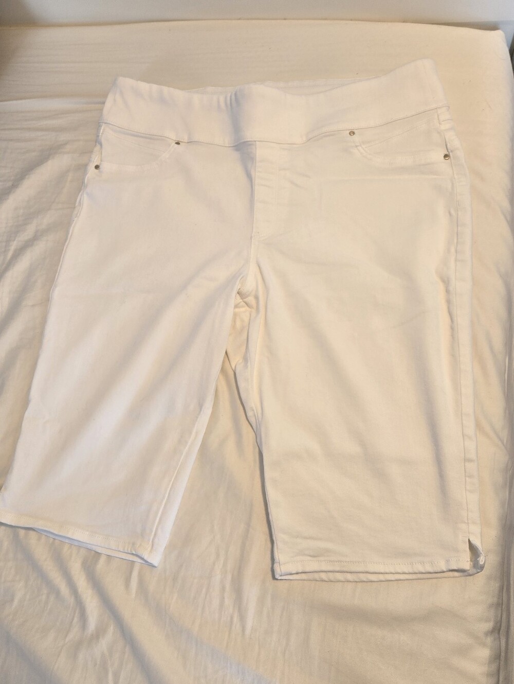 Chico's White Perfect Stretch Pull On Pedal Pushers In Size 3